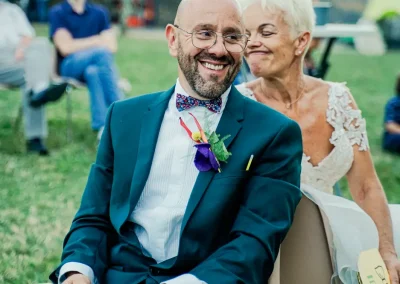 Capture complice : Un couple de mariés s'engage joyeusement dans un jeu, leur amour communicatif éclatant à travers des sourires complices.