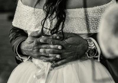 La mariée et le mari se montrent mutuellement leur amour, les détails des mains et des cheveux ajoutent une touche magique à la scène